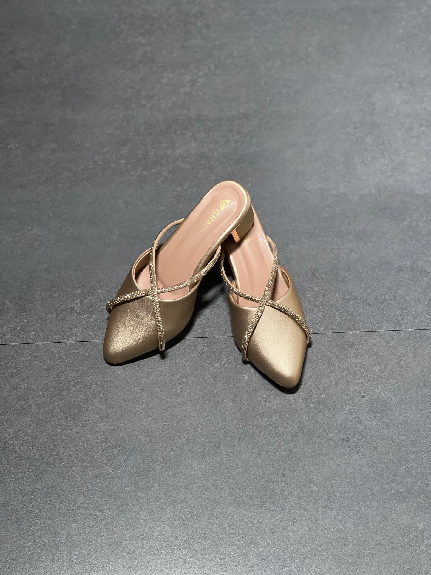 WOKEN ELEGANT GOLD-TONE STONE STRAP HEEL SHOE MD110