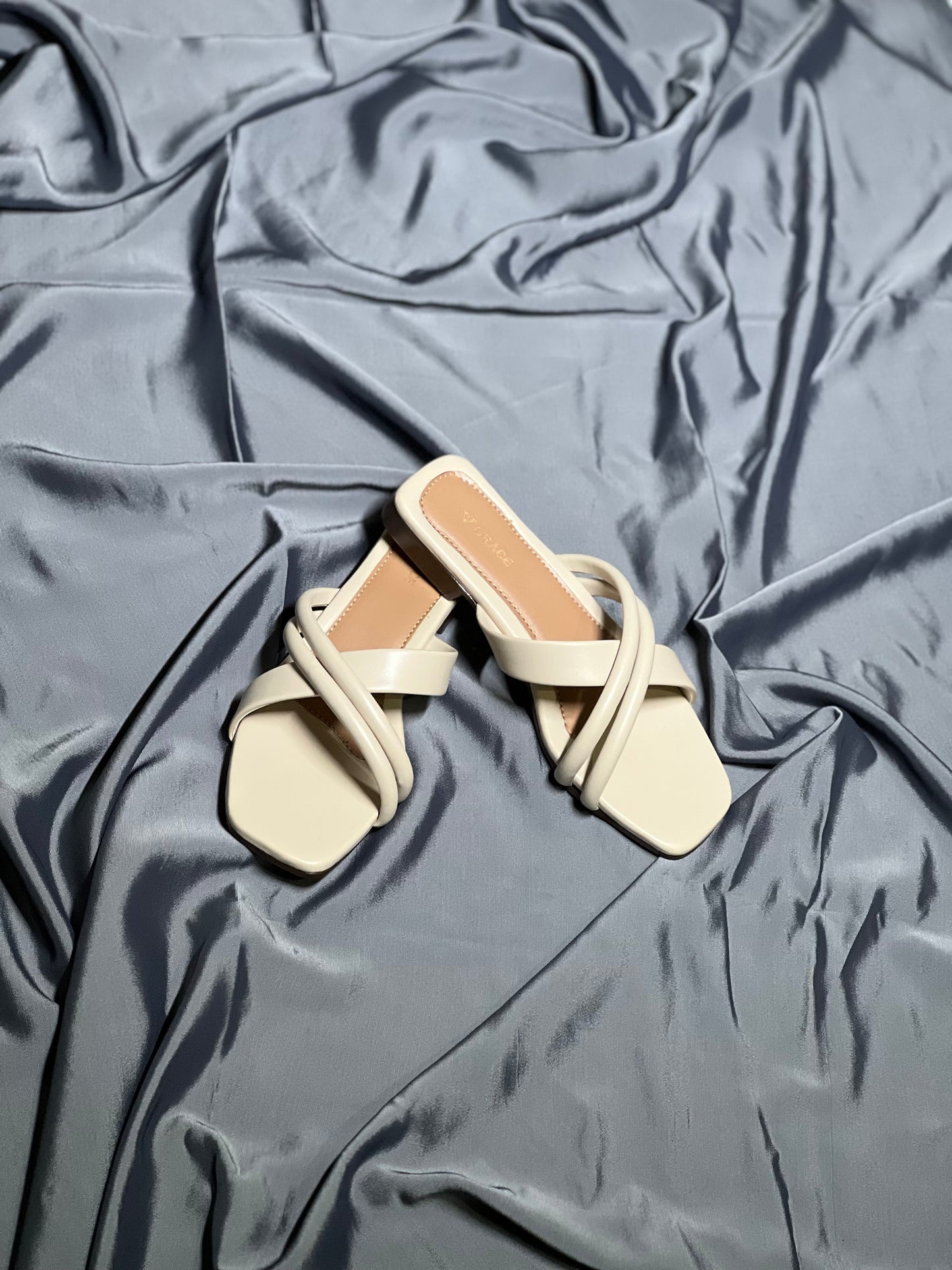 WOMEN MINIMALIST BEIGE CROSS-STRAP FLAT SANDALS AFT48