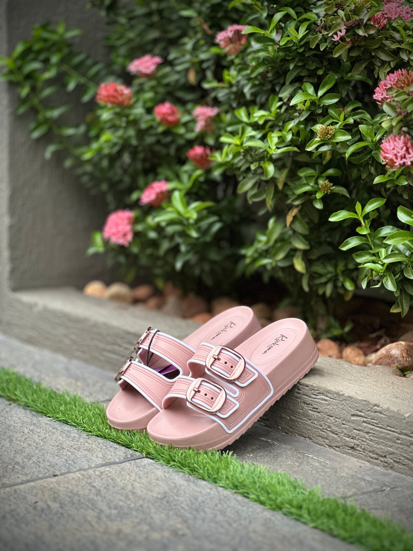 WOMEN MINIMAL LUXE SLIDE SANDALS