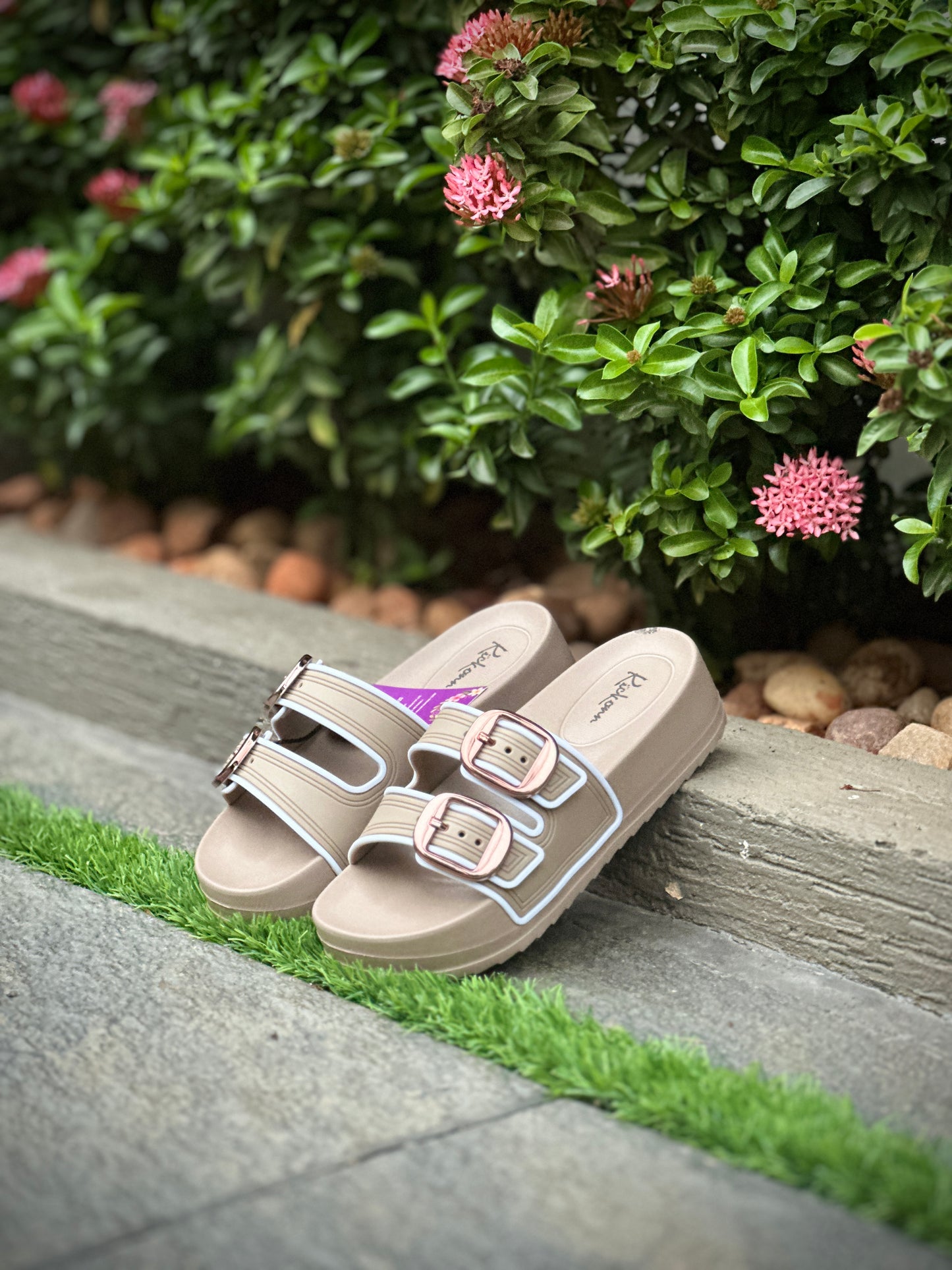 WOMEN MINIMAL LUXE SLIDE SANDALS