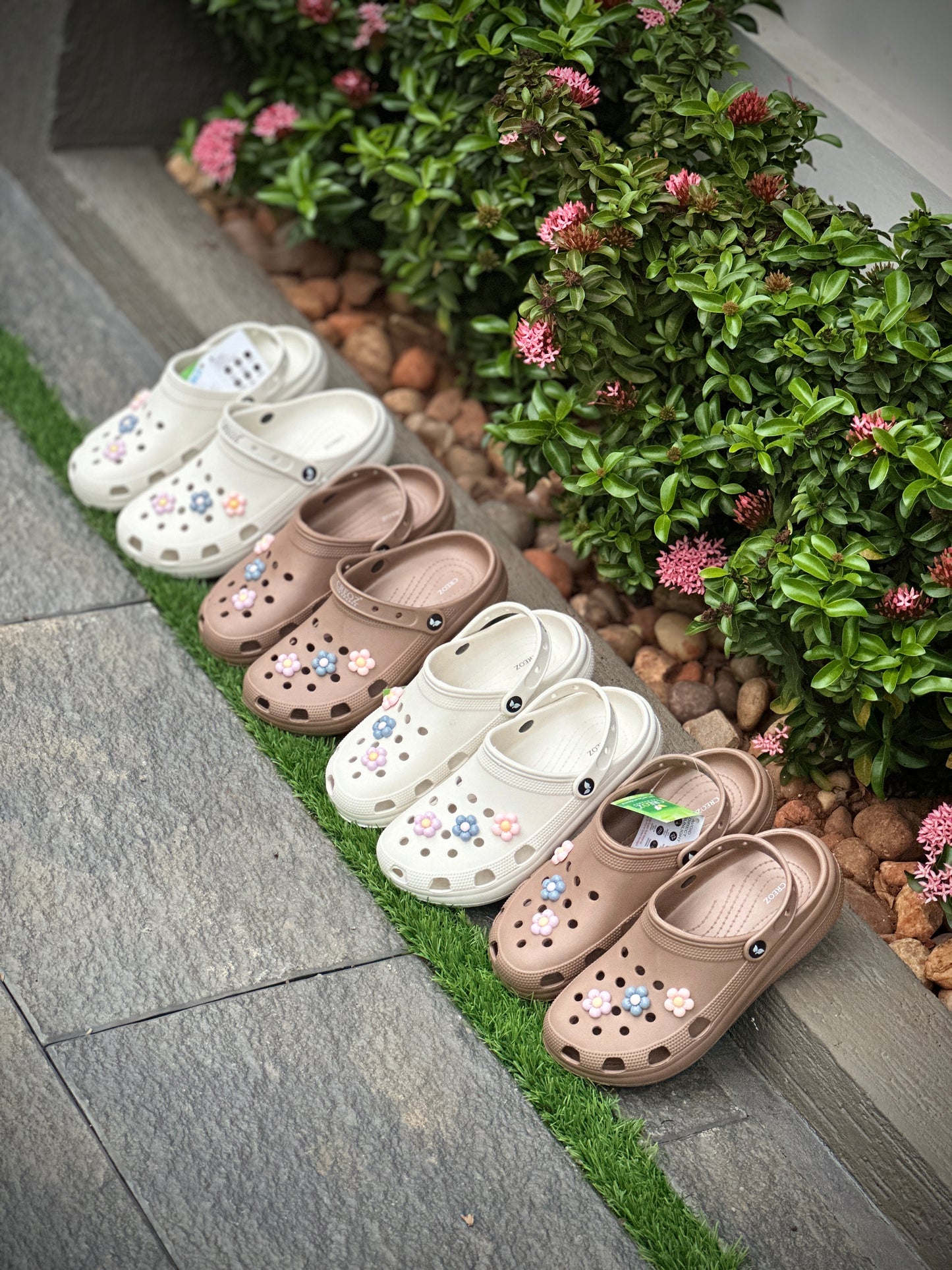 WOMEN MINIMAL FLORAL CLOGS