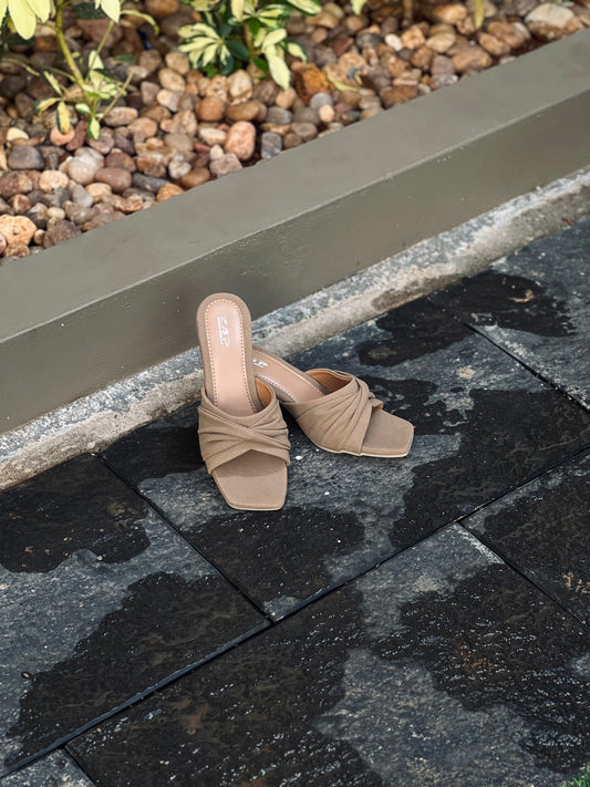 WOMEN CLASSIC CHIKKU CROSS STRAP HEEL SANDALS 8473
